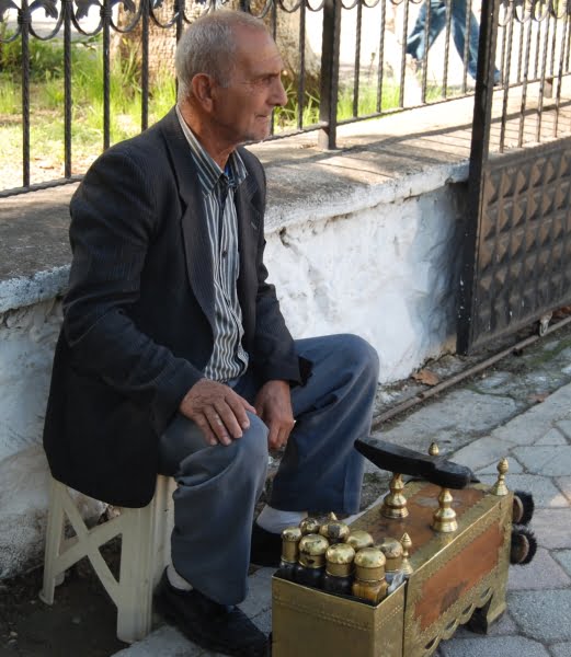 Shoe shiner fethiye