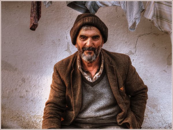 رجل محلي من قرية تركية صغيرة