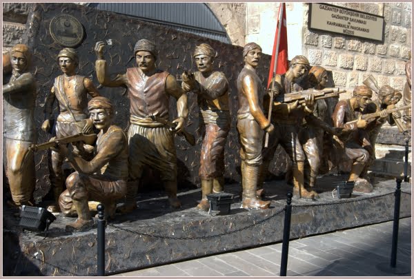 تماثيل خارج قلعة أنتب